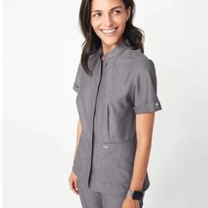 FIGS Epaulet Camp Scrub LIRA top in Black XS